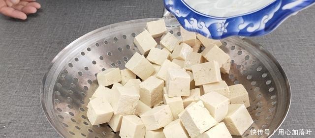 下次吃“炒豆腐”时,别直接下锅就炒,加上这一步,豆腐才入味