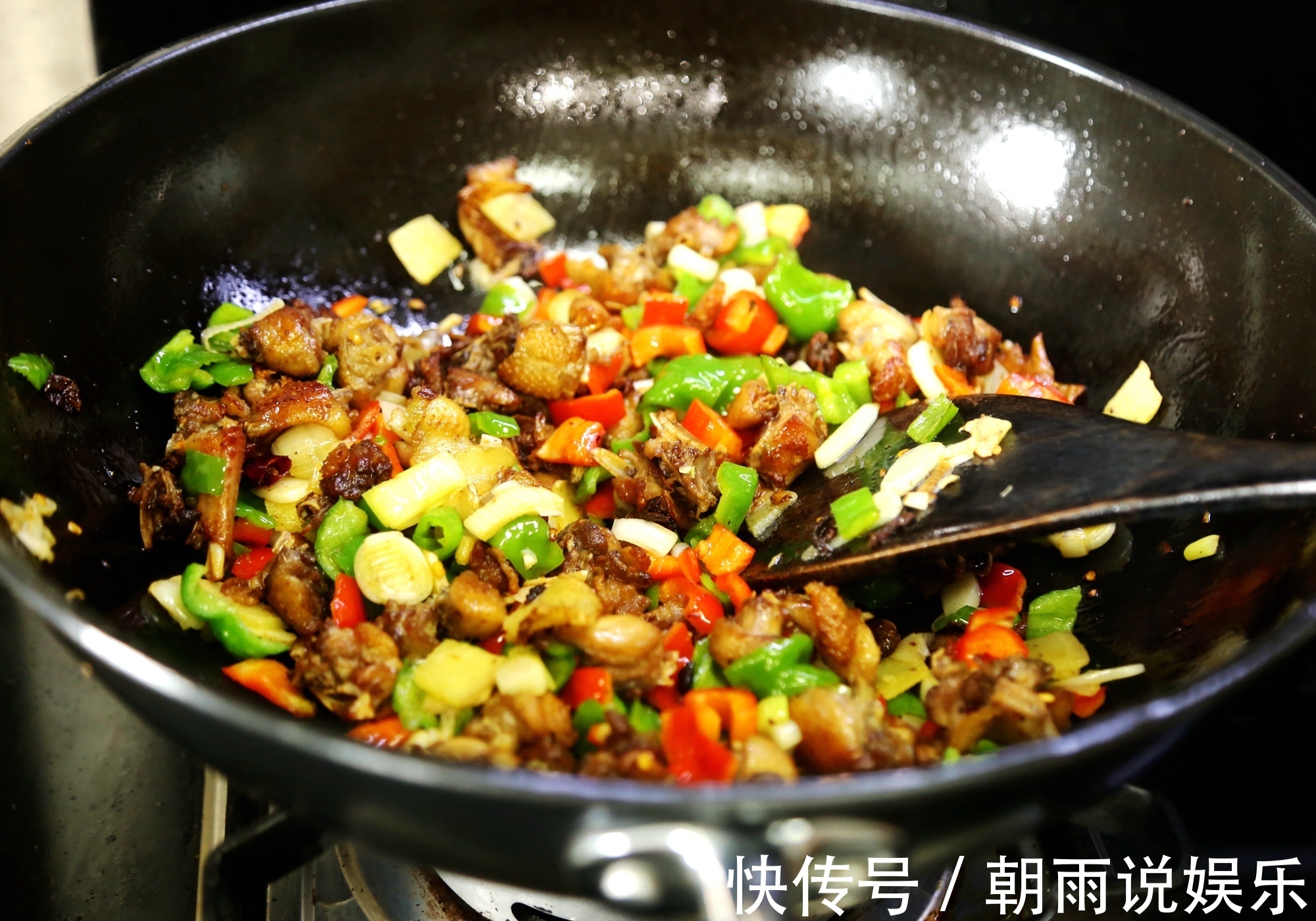 换个方法吃鸡！比辣子鸡好吃10倍，一整只鸡连骨头渣渣都嚼了！