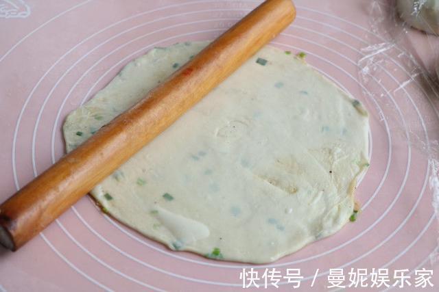 面团|大厨技巧教你做葱油饼,不用烫面照样外酥里软,很省事