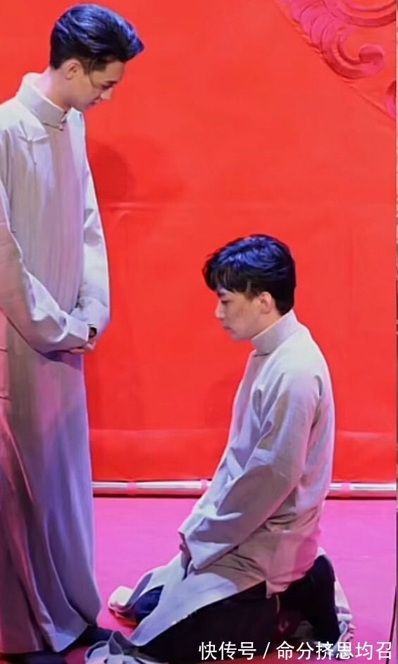 張鶴倫|何九華在《德云斗笑社》中“跪地”，這是什么操作彈幕滿是問(wèn)號(hào)