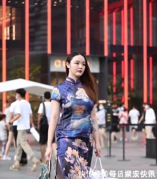 旗袍 人来人往的广场,旗袍女孩才是时尚的主角