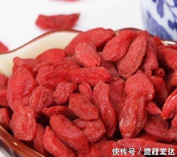 营养师|睡前吃“枸杞”赛人参是真的吗?很多人想错了,营养师告诉你真相