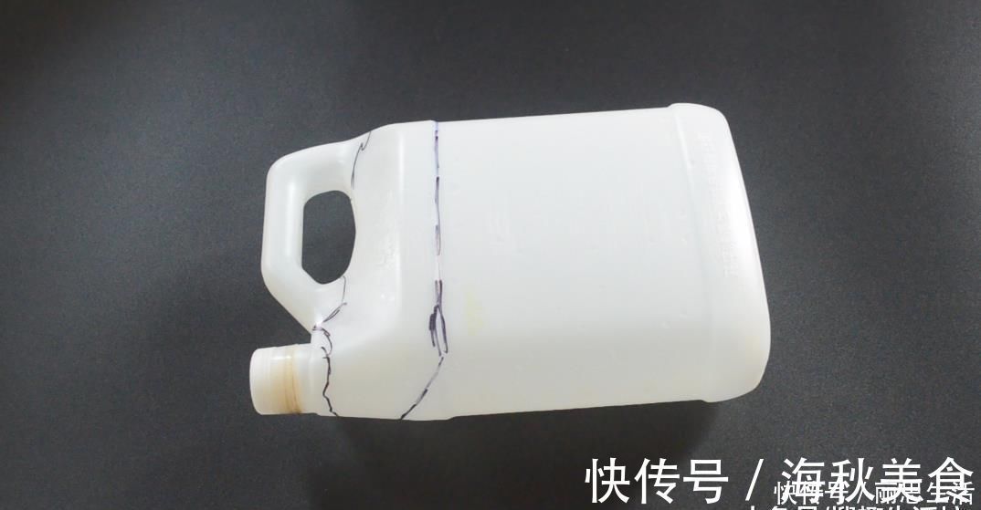 瓶子|酱油瓶子别扔了, 剪几刀放在家里有妙用, 一家人都要抢着用