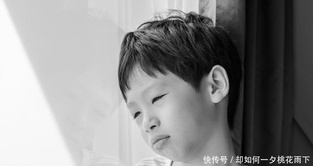 dn7岁女儿半夜发高烧,嘴里一直说书包破了,宝妈打开后情绪失控