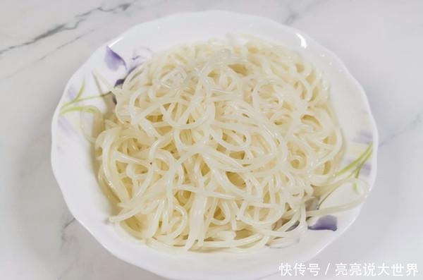  这道小吃作为早餐全家爱吃，食材丰富汤也鲜，表妹见了说能吃两碗