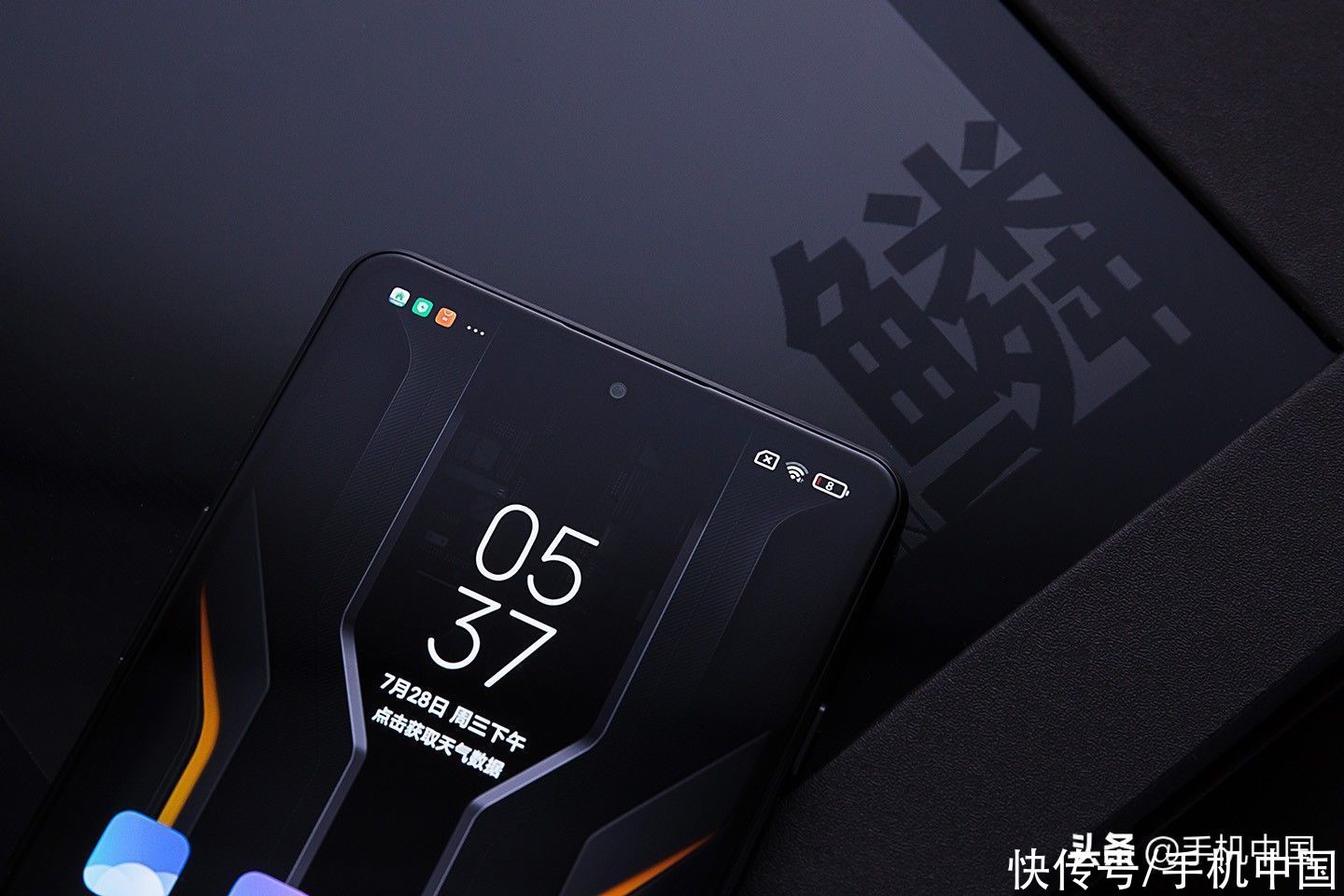 战甲|Redmi K40游戏版“逆鳞特别款”图赏“逆鳞”战甲威风凛凛