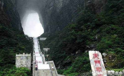 目睹神秘的天门山风采，教你旅游攻略。