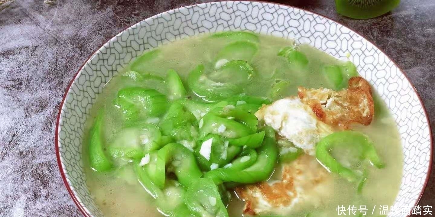 鲜甜|丝瓜汤怎么做才好喝？掌握3个要点，汤味鲜甜，丝瓜嫩绿不变色
