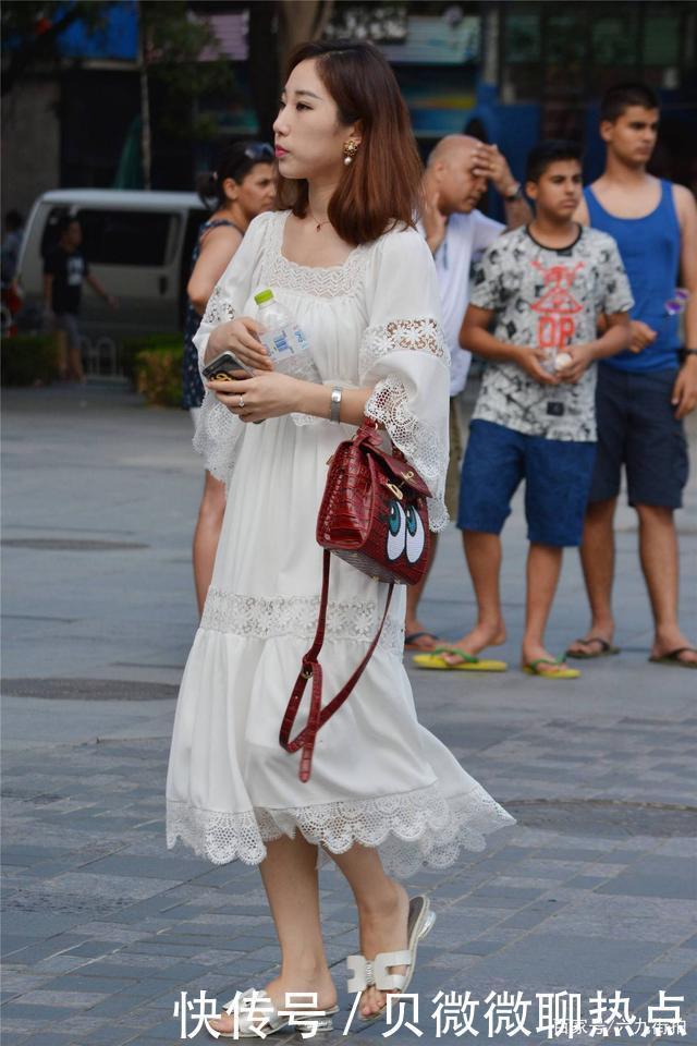 穿着长裙去逛街,是搭配平底鞋还是高跟鞋更好你有什么建议