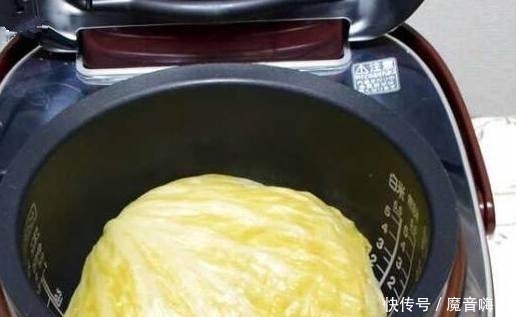 出锅|美女把整颗包菜扔进锅里煮,出锅那一刹,所有人都傻眼了!