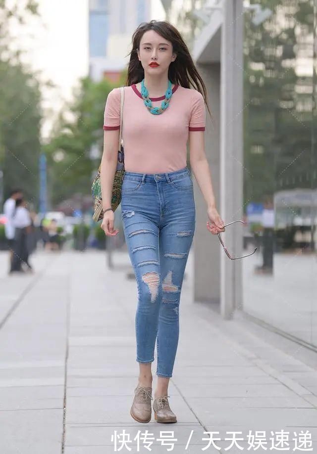 粉红色|小姐姐身穿粉红色短款上衣搭配破洞牛仔裤,洋溢着青春靓丽的风姿