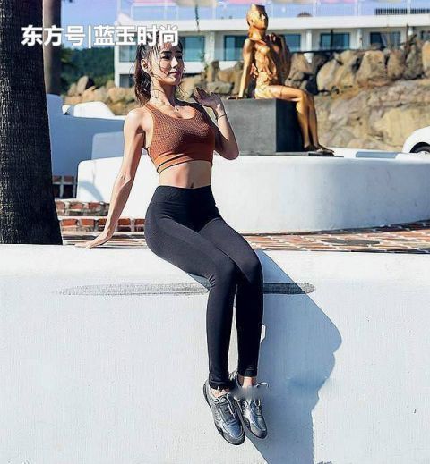 时尚|街拍迷人靓丽的打底裤小姐姐，展现纯色简约范，更有气质