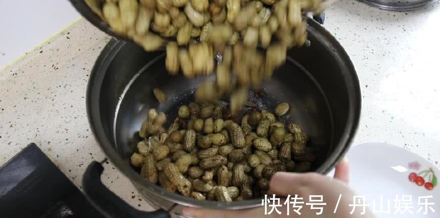 盐水花生很多人第一步就煮错了,教您3招,花生干净入味还省煤气