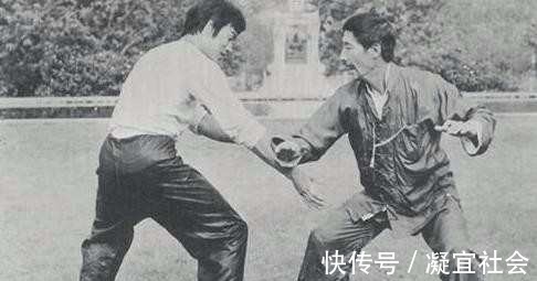 李振藩|李小龙与韩英杰切磋武术罕见照,韩英杰对李小龙腿上功夫大加赞叹