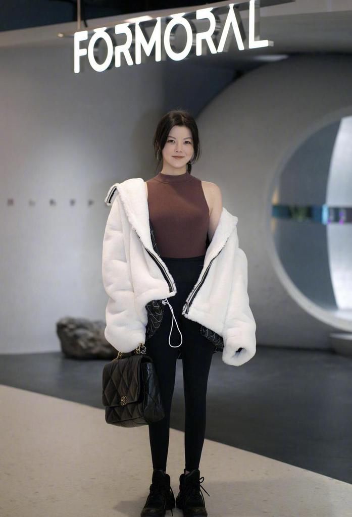 黑靴+下装=初春最佳组合，洋气个性又显腿长，时髦精们都上头了