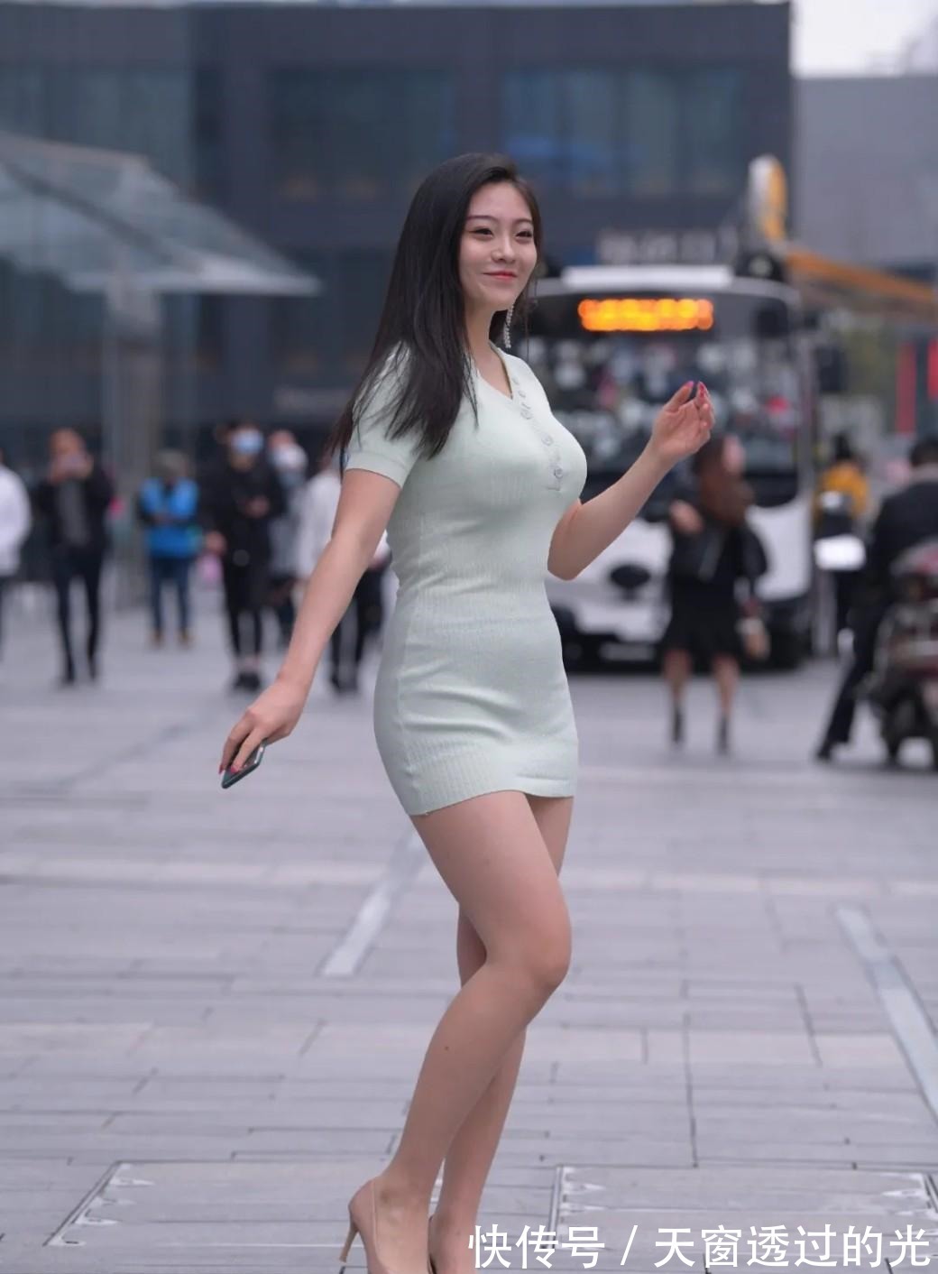 半身裙 浅绿色修身连衣裙,搭配精致秀气的高跟鞋,温柔青春魅力十足!