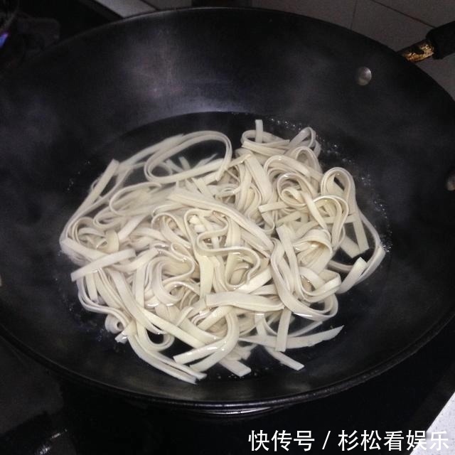 10分钟快手家常菜之芹菜炒千张,小孩子爱吃您还能不会吗
