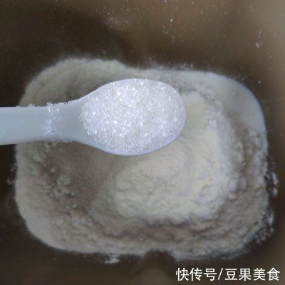 牛奶面包|早上不知道吃什么,一碗黑米牛奶面包全搞定