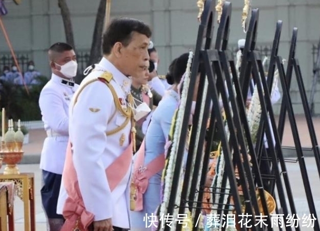 泰王$苏提达亮相曼谷庆典,诗妮娜佩戴珠宝高调出镜,提帮功陪伴西拉米
