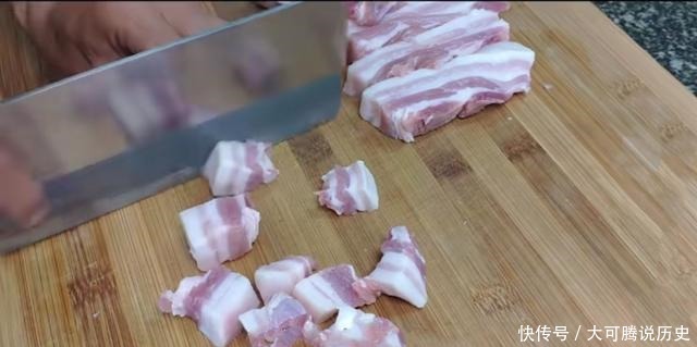 红烧肉炖土豆,肥而不腻,软烂嫩滑,记着多备上两碗米饭