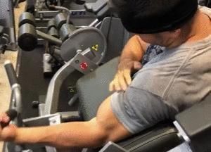 淡定|181cm日本肌肉壮男走红,每天深蹲练出大粗腿,网友不淡定了