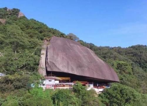 寺庙|中国最“危险”的寺庙：被巨石压了400年，虽然很小但是很灵验！