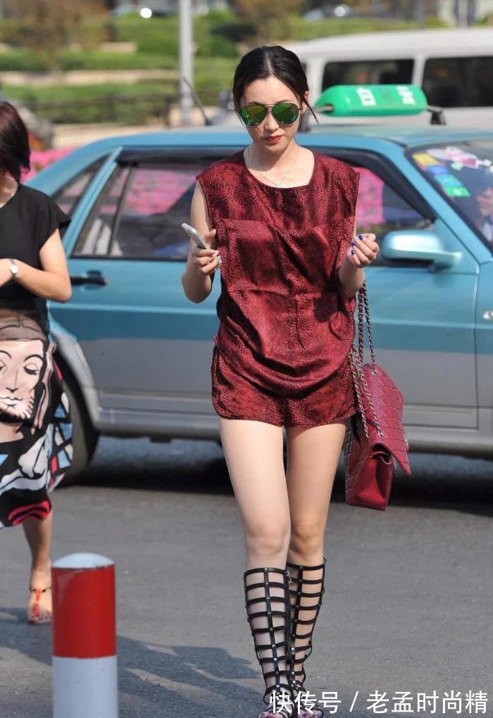 性感|街拍:酷酷的冷范儿美,紫红衣服的性感少妇