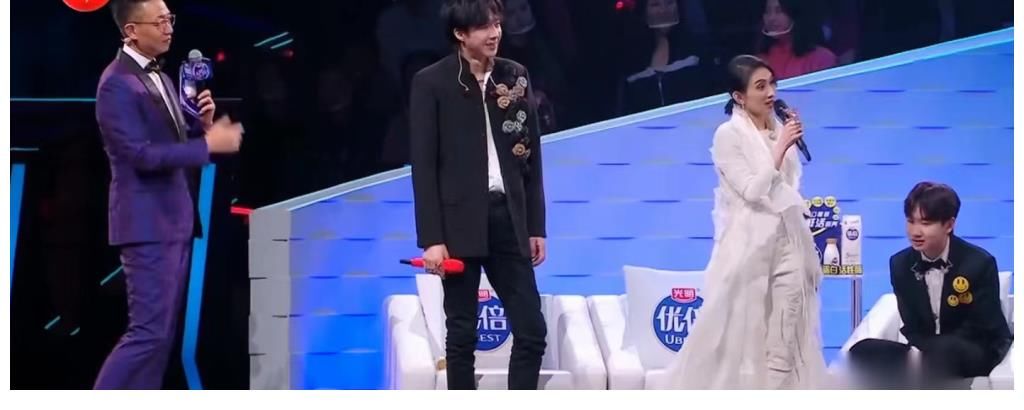 戴佩妮穿恨天高表演,薛之谦调侃她踩高跷,喊话拿出鞋垫让他闭嘴