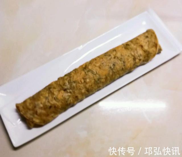 香椿也能做成小甜品，1把香椿2个蛋，撒把面粉成面卷