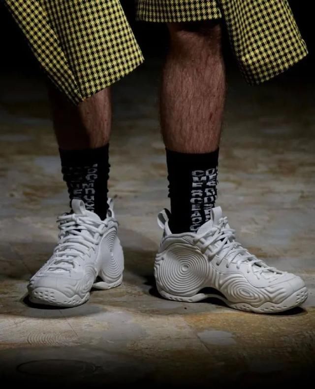 经典的Nike喷泡也能玩出新花样，这双CDG联名能否引发喷泡变革？