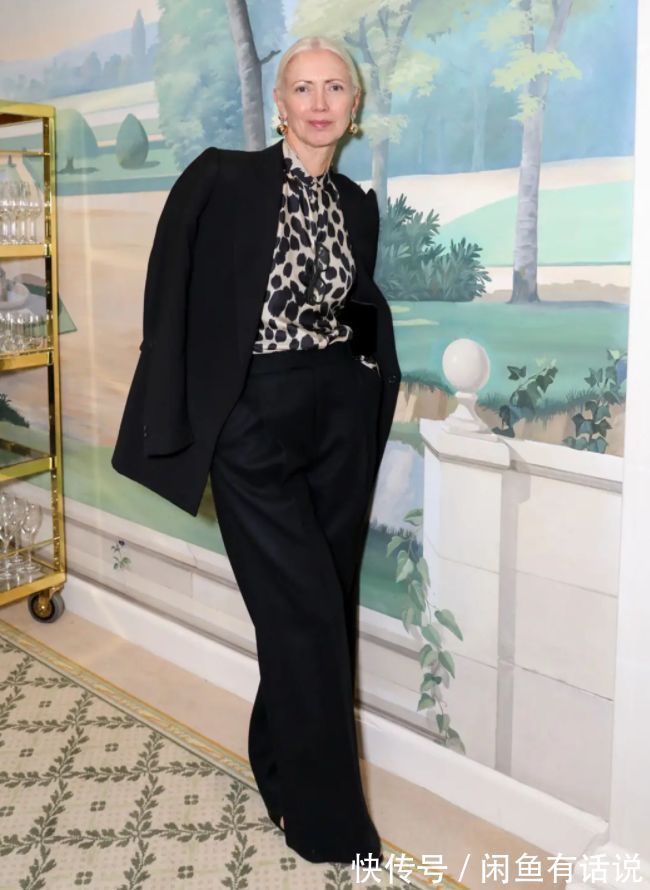 chris|60岁阿姨把黑大衣穿得好惊艳,头发花白还扎个啾啾,我也不怕老了