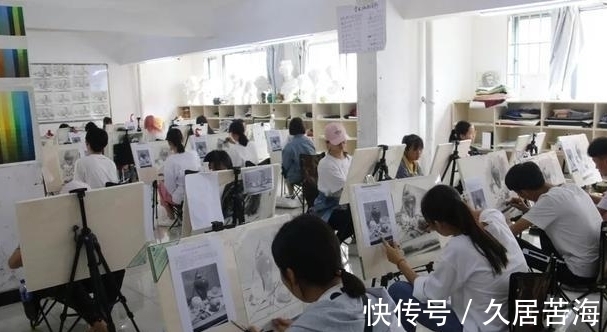 艺术生@美术生对“人民币”下手了,画完去捉弄老师,结果老师很尴尬