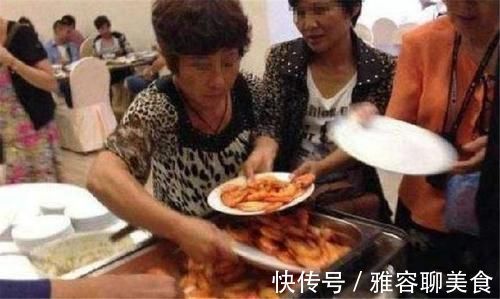 成性|奶奶带孙子吃“自助餐”,剩了一桌转头想走人,餐厅的做法很解气