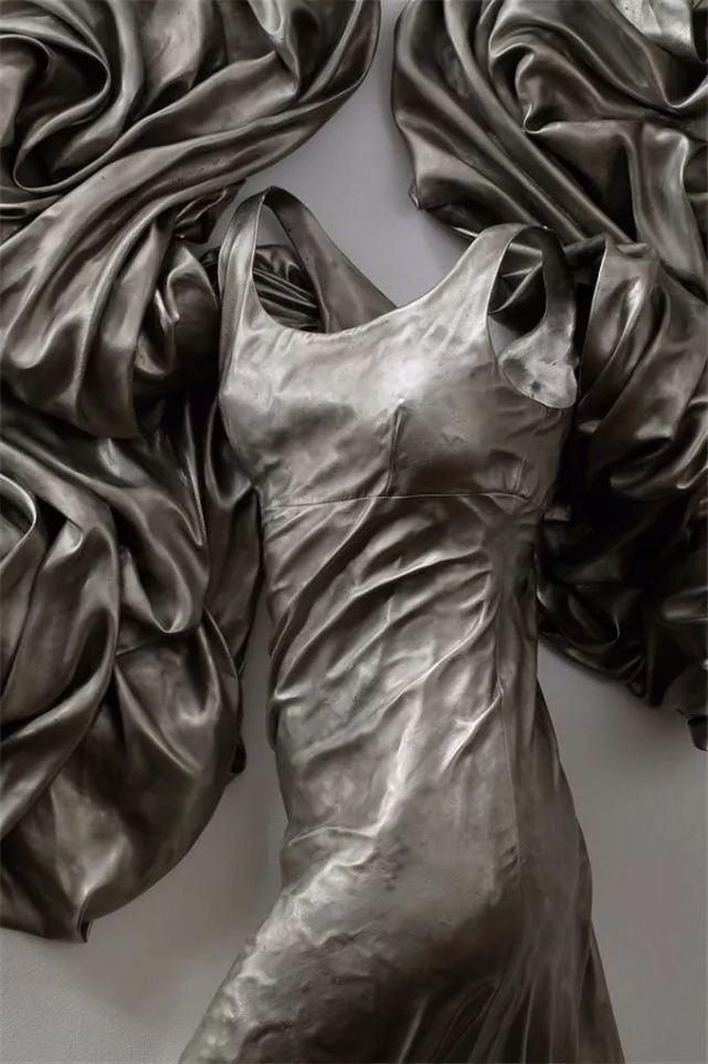 时装秀|艺术家用500斤玻璃做出重磅婚纱，惊艳时装秀，网友吐槽透明的怎么穿