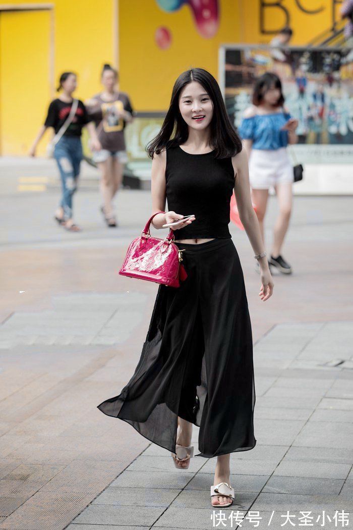 阔腿裤|美女街拍:小姐姐虽然是黑色的穿搭,但是这搭配真的很显身材,百搭不挑身材