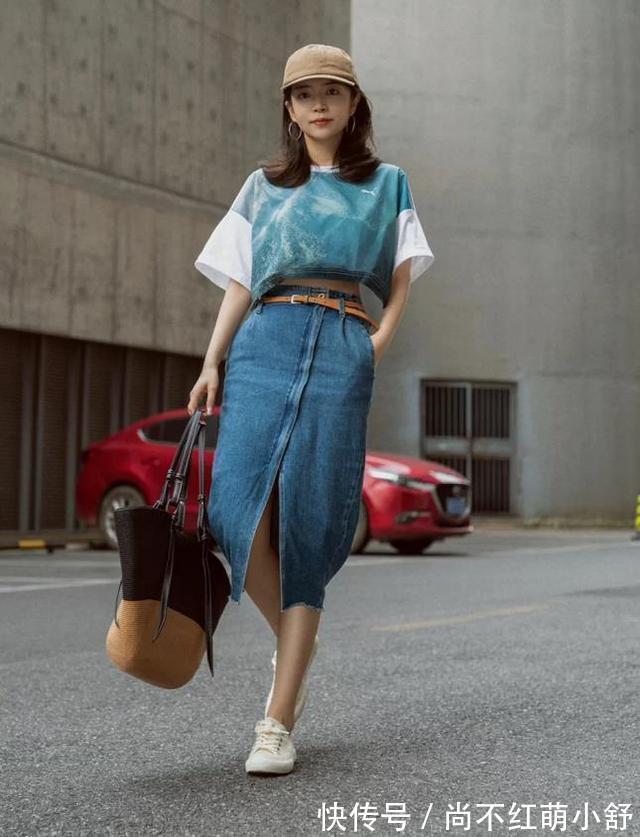 蕾丝 今夏又火了一种新穿搭叫:白色运动鞋+半身裙,既时髦又显年轻