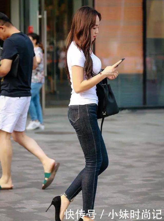 修长|街拍美女短款的裙摆让她的双腿显得更加的修长