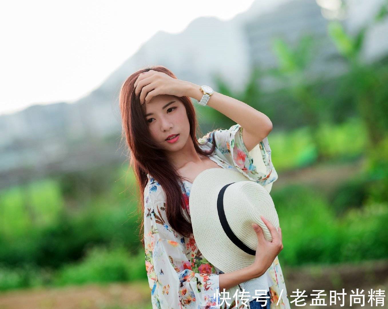 牛仔短裤 一件白色的背心搭配牛仔短裤,清凉又时尚