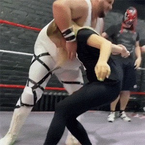 |搞笑GIF：女汉子真是不简单啊，还以为妹子要坐上去呢