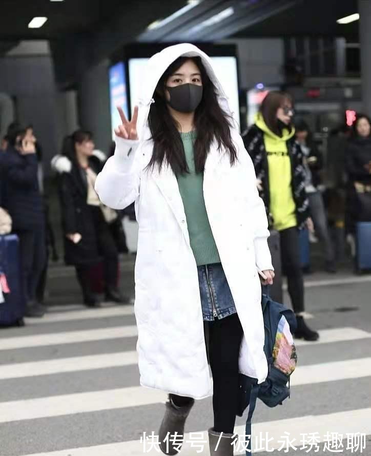 白色永不过时,今冬过年就穿白色羽绒服,优雅又大气