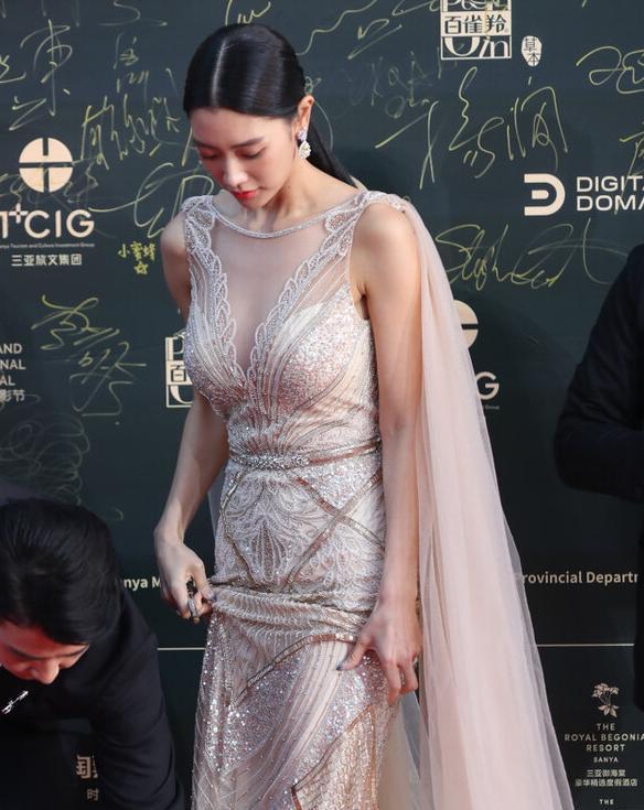 黄皮 克拉拉的身材绝了, 香槟色修身裙凸显完美线条, 体态姣好气质动人