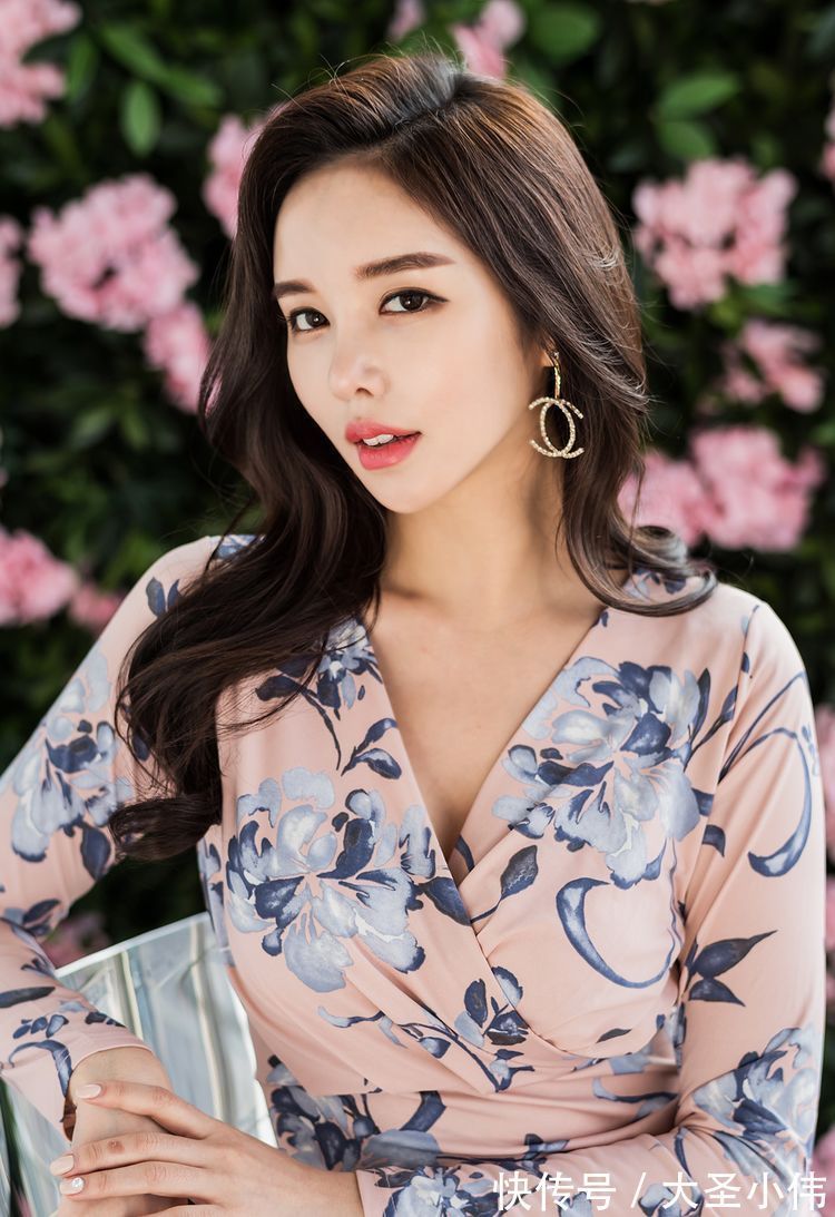 街拍 美女街拍:淡淡的粉色印有吸睛的花朵,凸显优雅的女人味,修饰着身材的美