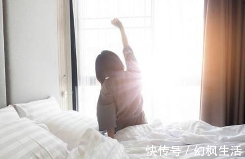 监控|“只要我跑得够快就抓不到我”,小学生迟到,监控仅拍下一道残影