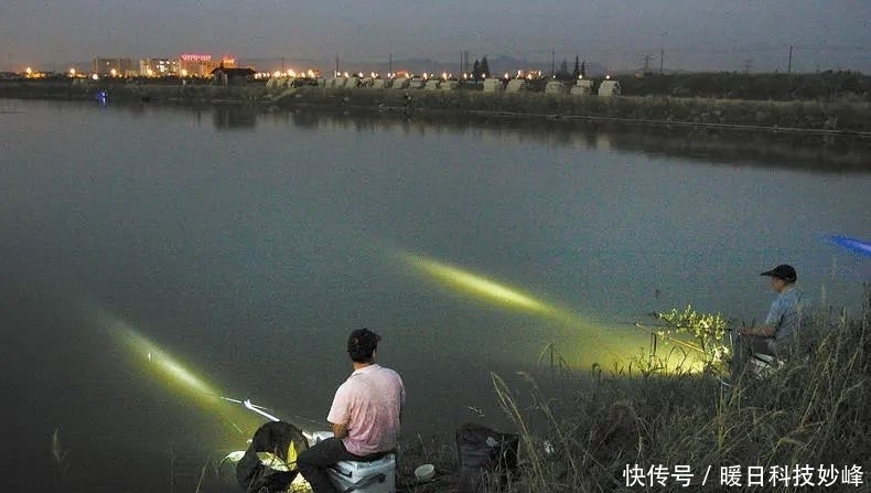 夜光漂|夜钓用夜光漂好，还是夜钓灯好？大神给你分析