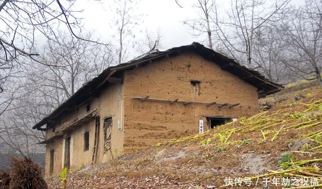 行走秦岭只有一个人的家，房门无锁，锁不锁其实已无必要