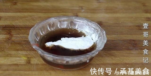 豆腐|豆腐我家从不红烧，简单一压一搅，出锅太香了，上桌连汤汁都不剩