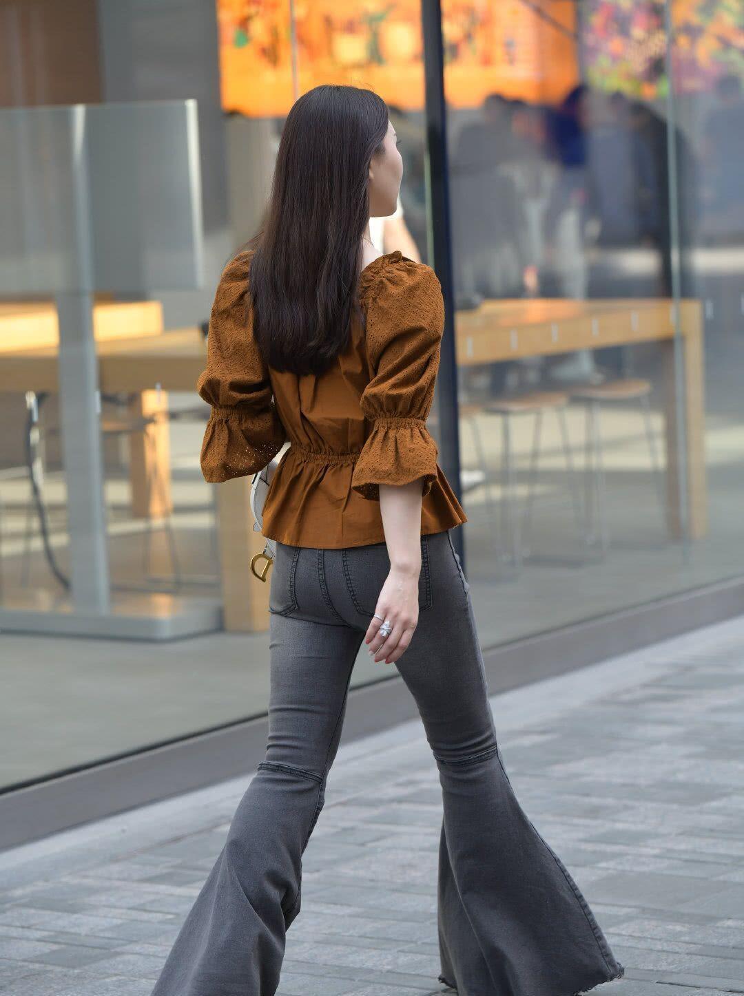 塞衣角|“喇叭裤”看淡了,如今演变一款“扫地裤”,这样穿优雅且高级!