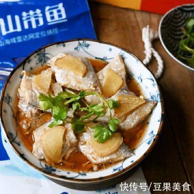 带鱼|在家不知道吃什么，吃超好吃的肉沫蒸带鱼就对了