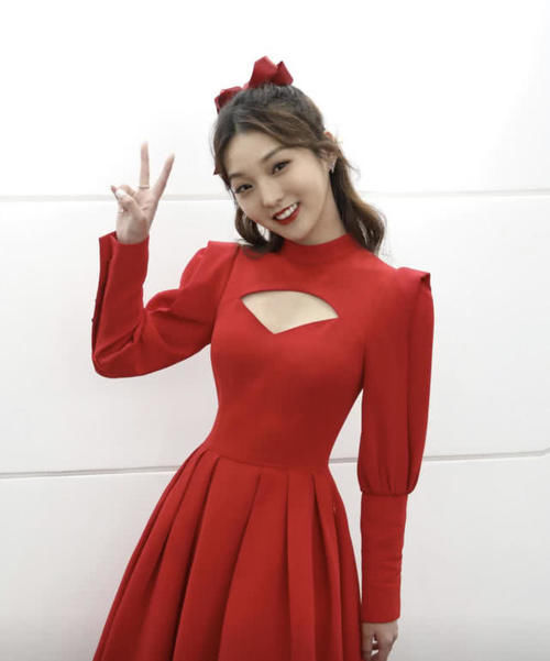 强东玥真是“元气少女”,白色露脐装配短款外套秀蛮腰,活力十足