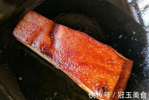 肉皮|做梅菜扣肉，掌握3个要点，保证起虎皮，颜色红亮，好吃不油腻